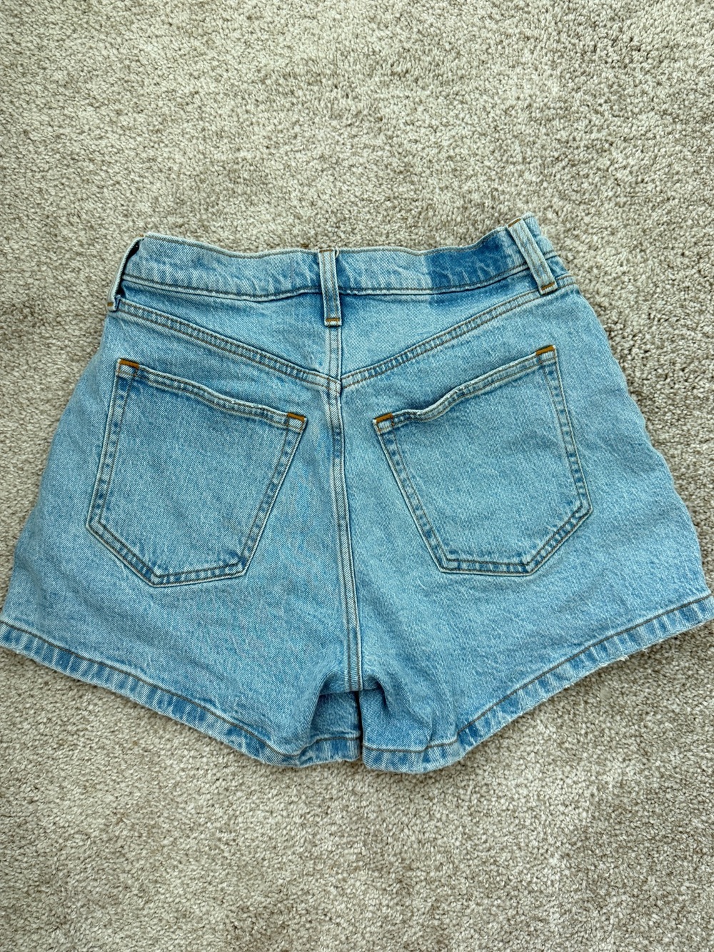 Abercrombie & Fitch The 4” Mom Short High Rise in Light Blue Denim, size 27 - Picture 2 of 3